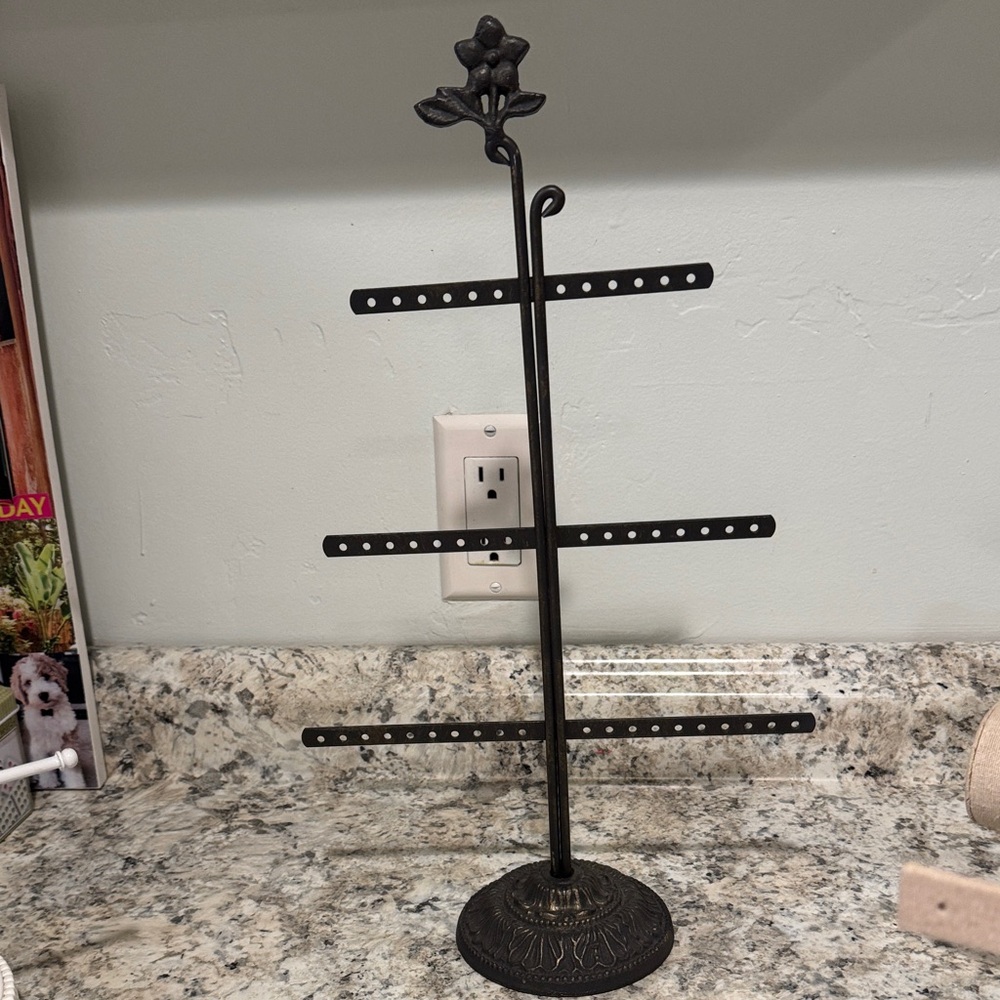 Black Metal Jewelry Stand